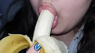 YOUNG GIRL SUCKING ON A BANANA! [MELOANA]