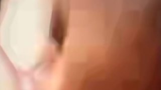 Une salope kiffe se doigter pendant que je me branle squirt