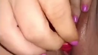mi hermana se masturba con un dildo hasta tener un orgasmo