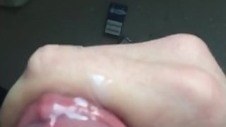 —троитель подрочил и кончил